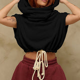 Sudadera corta informal con cuello ancho y diseño liso.