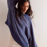 Sudadera oversize con cuello redondo y paneles de lunares.