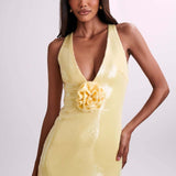 Vestido largo sin espalda con lentejuelas florales.