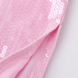 Vestido de noche rosa con lentejuelas, escote en pico y abertura.