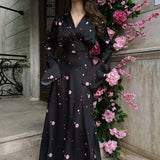 Vestido largo evasé con escote en pico y bajo acampanado en satén con estampado floral