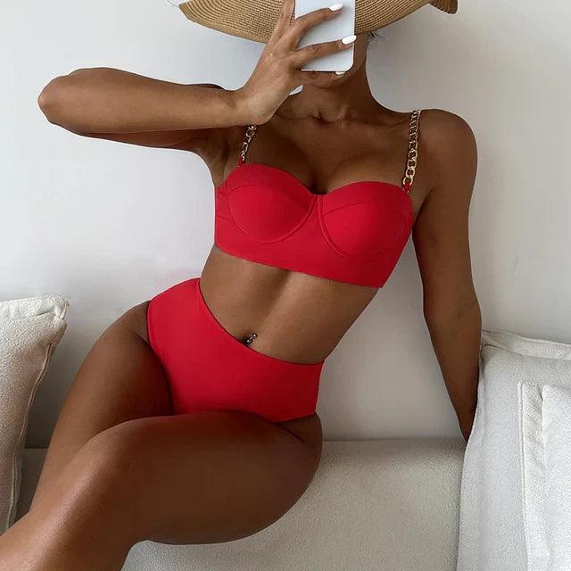 Bikini de cintura alta con relleno: elegante y con tirantes de cadena.