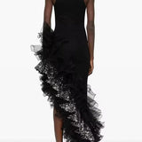 Vestido de noche asimétrico negro con volantes de malla