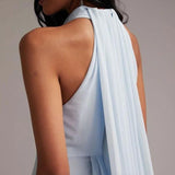 Elegante vestido de noche largo azul claro con cuello halter