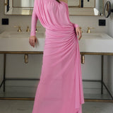 Elegante vestido largo de punto liso transparente con detalles de hombros descubiertos y fruncido.