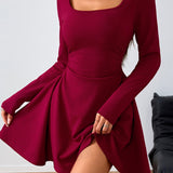 Elegante minivestido con fruncido, escote cuadrado liso y cintura alta.