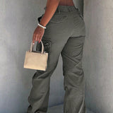 Pantalones cargo de verano con corte ajustado y piernas rectas.
