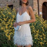 Vestido de noche con tirantes finos y lentejuelas, adornado con plumas.