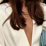 Conjunto de dos piezas de blazer y pantalón blanco con escote en V profundo para la oficina