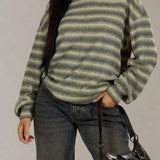 Blusa de suéter a rayas elegante y casual.