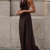 Vestido de noche largo marrón sin espalda y con tirantes