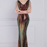 Vestido de noche sirena con lentejuelas y cuentas florales.