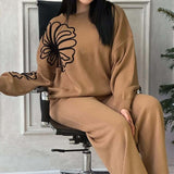 Conjunto casual de dos piezas: jersey de punto con cuello redondo y pantalón.