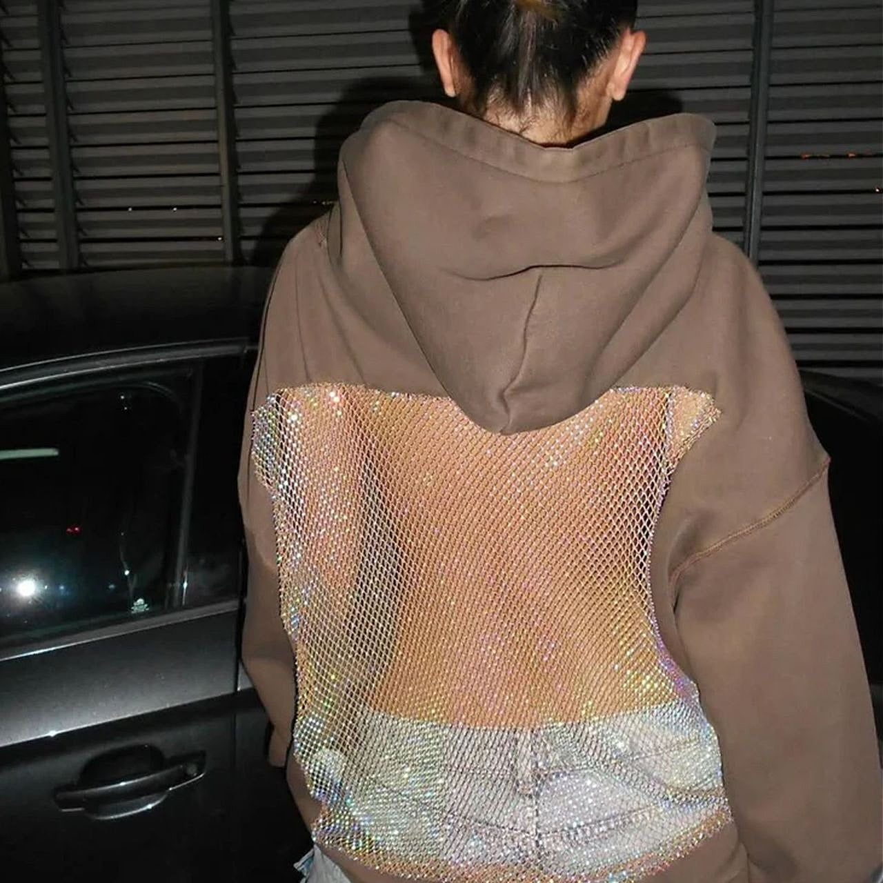 Sudadera con capucha informal y deportiva de manga larga con recortes de malla.
