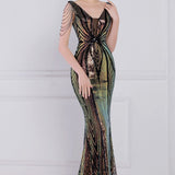 Vestido de noche sirena con lentejuelas y cuentas florales.