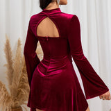 Vestido mini asimétrico de seda brillante con fruncido y cuello halter.