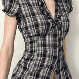 Blusa de cuadros británicos, escote en pico con volantes y mangas abullonadas