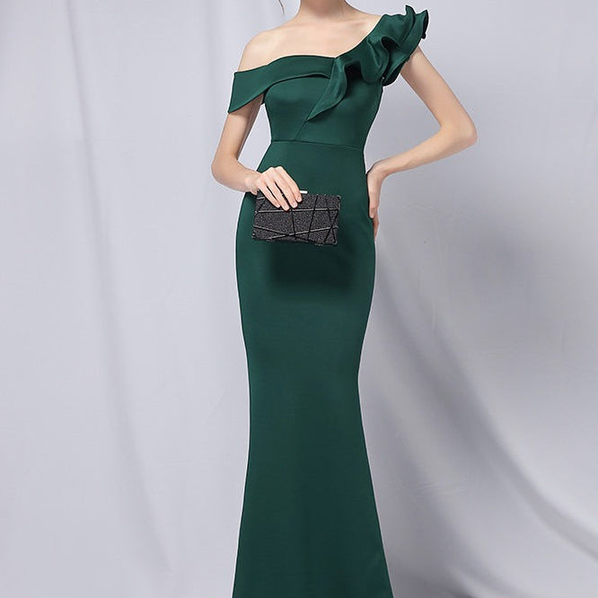 Vestido de noche largo estilo sirena con hombros descubiertos