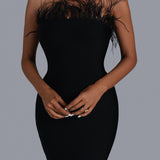 Vestido de noche sin tirantes con plumas negras