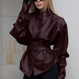 Gabardina de cuero con cuello alto