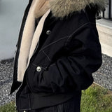 Chaqueta acolchada corta negra con cuello de piel
