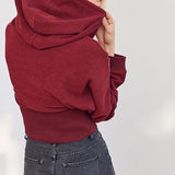 Top corto con capucha, ajustado a la cintura, estilo casual.