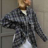Blusa de cuadros de largo medio con bolsillos dobles