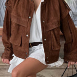 Chaqueta de ante con bolsillos y hombros anchos.