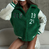 Elegante abrigo de sherpa con bloques de color y solapas con letras