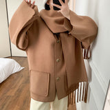 Abrigo de lana liso con bordado, cuello con pompones y bufanda.