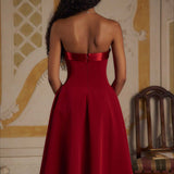 Elegante vestido de noche de patchwork sin tirantes con espalda baja y cintura ajustada.
