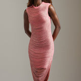 Vestido de noche rosa con flecos y vendajes