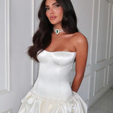 Vestido de noche sin tirantes, fruncido y estilo trapecio