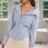 Blusa de rayas con cuello con volantes y mangas abullonadas