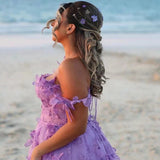 Vestido de noche con abertura en tul transparente con tirantes finos y abertura alta.