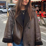 Chaqueta holgada forrada con piel sintética de oveja.