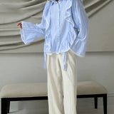 Elegante blusa jacquard con mangas acampanadas y mangas anchas.