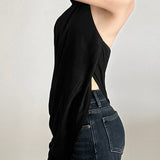 Blusa holgada y fluida con cuello halter y espalda abierta.