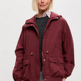 Chaqueta impermeable con capucha y cordón, corte holgado, informal, para senderismo al aire libre.
