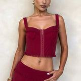 Conjunto de camiseta sin mangas con botones a presión, pantalones cortos y falda ajustada con volantes