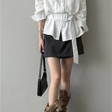 Blusa vintage de manga larga y cintura entallada, con cinturón.