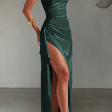 Elegante vestido largo con tirantes finos.