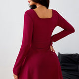 Elegante minivestido con fruncido, escote cuadrado liso y cintura alta.