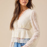 Blusa casual de encaje con mangas largas caladas y mangas largas.