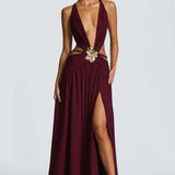 Vestido largo sin espalda con abertura, escote en V profundo, cuello halter y lazo.