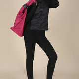 Chaqueta ligera, ajustada y de cuello alto, resistente al viento y deportiva.