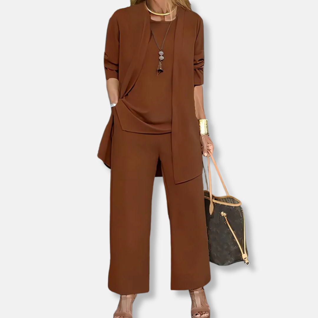Traje de mujer: Chaqueta abierta y fluida, pantalón ancho, tejido suave y transpirable.