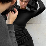 Minivestido sexy liso con cuello redondo y volantes fruncidos