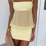 Vestido mini ajustado con tirantes visibles en malla transparente