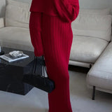 Elegante y minimalista vestido largo con hombros descubiertos en tejido de punto liso.